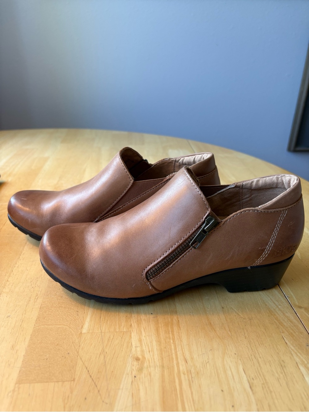 TAOS NWOT Daily Ankle Boot in Caramel Leather YKK Zip-Accent 1.5” Block Heel 7.5 - Picture 9 of 14